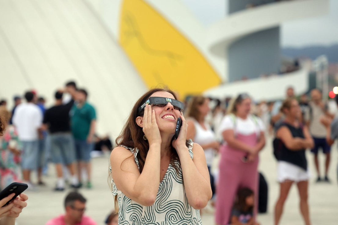 Emoción y decepción en Avilés durante el eclipse total de Sol
