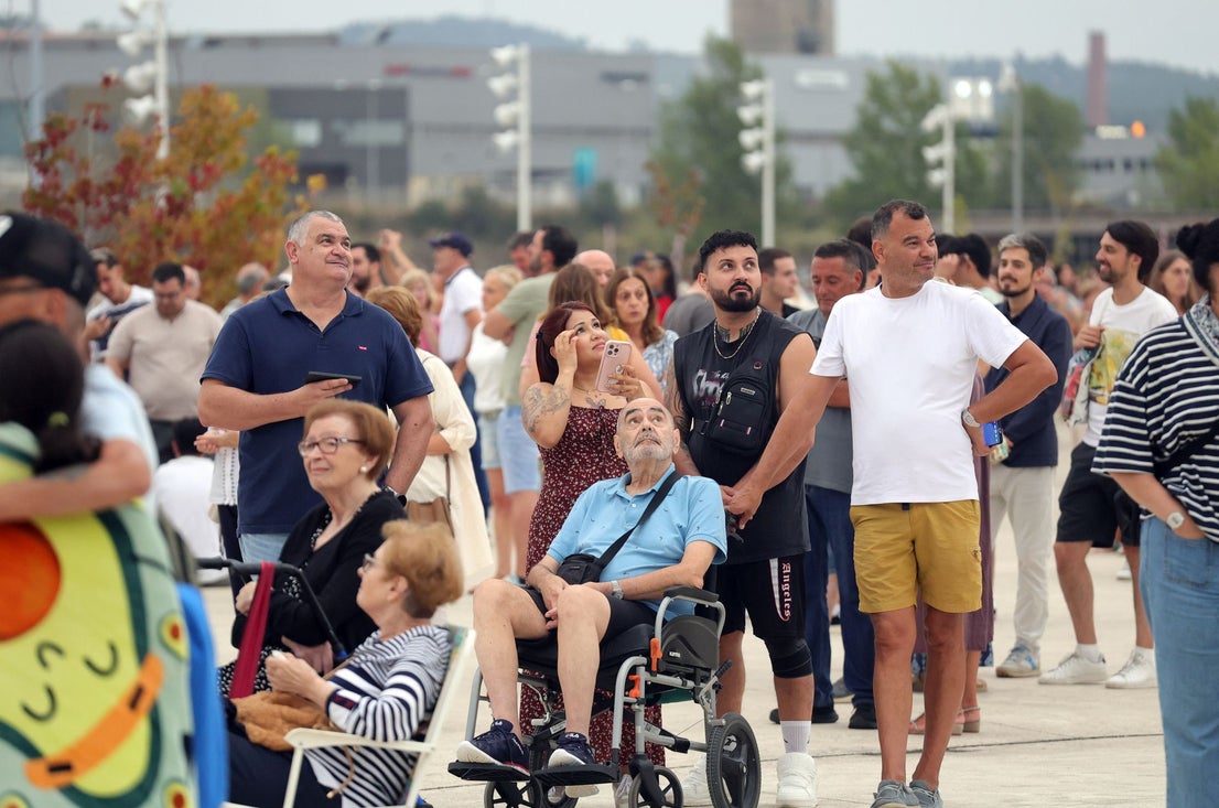 Emoción y decepción en Avilés durante el eclipse total de Sol