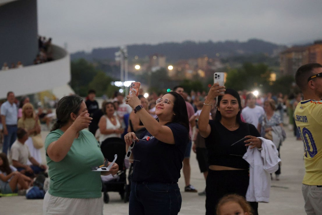 Emoción y decepción en Avilés durante el eclipse total de Sol