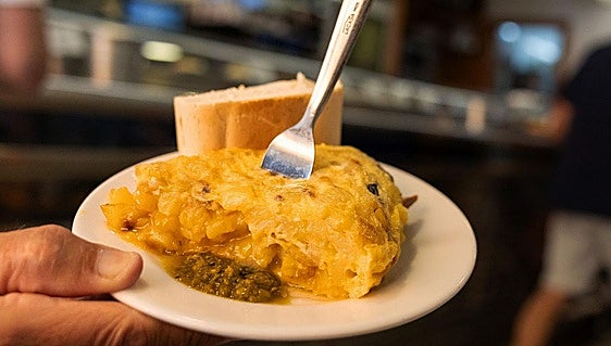 El truco del chef Dani García para conseguir una tortilla de patatas superjugosa