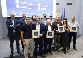 De izquierda a derecha en la primera fila, los empresarios premiados. En la segunda fila, representantes de los organizadores y patrocinadores del evento