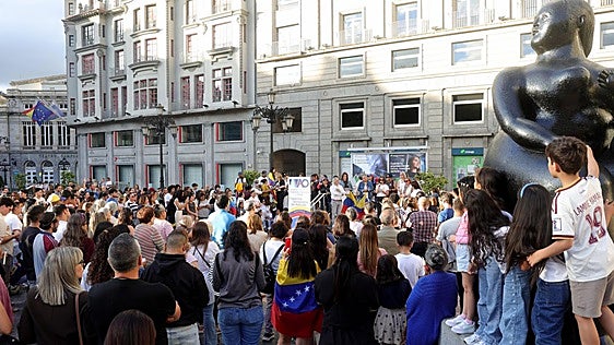 Música y velas por Venezuela en Oviedo