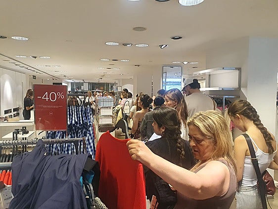 Las rebajas convencen en Gijón: «Ropa de temporada, buenos descuentos y unos 200 euros de presupuesto»