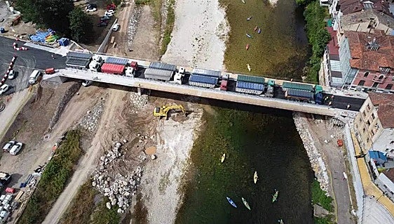 Próxima inauguración, el nuevo puente de Arriondas, desde donde se dará la salida del Descenso del Sella