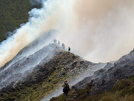 Un nuevo incendio en el monte de Casielles eleva a seis los focos activos en Asturias