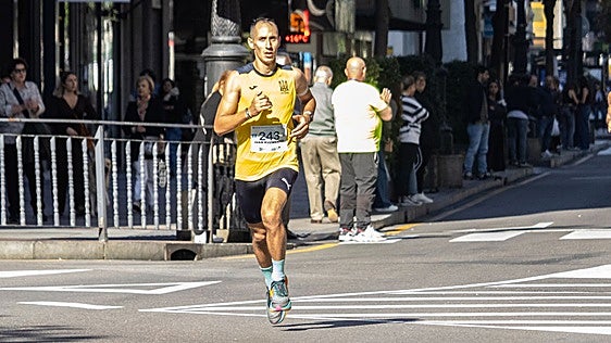 El 'runner' del puente del Piles de Gijón: «Quiero que la gente se anime a compartir este deporte»