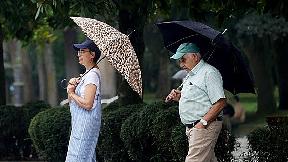 Domingo de calor y tormentas en Asturias: la Aemet activa los avisos por fuertes lluvias