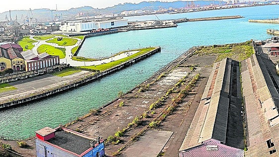 La Universidad de Oviedo pide incluir en Naval Azul, en Gijón, espacios para prácticas sobre seguridad marítima