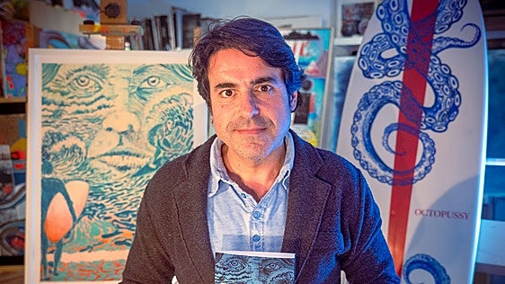 Roberto Valentín, productor y guionista, presenta su primera novela en el Longboard: «En 'Parafina y salitre' hay un homenaje a Salinas»