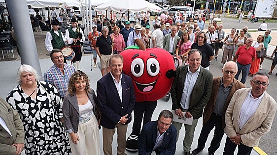 Villaviciosa homenajea al doctor José Pando en la Feria de Muestras: «Necesitamos profesionales como él»