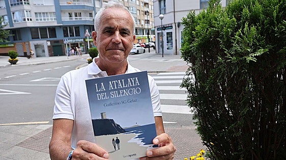 El avilesino Guillermo Gelaz estrena su faceta de escritor: «Mi novela es un homenaje a los momentos felices que viví en San Juan y Salinas»