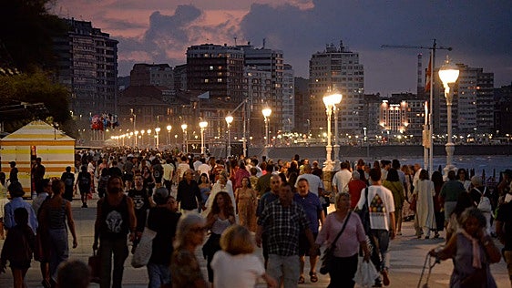 Ambientazo en Gijón donde miles de personas esperan ya con ganas los Fuegos