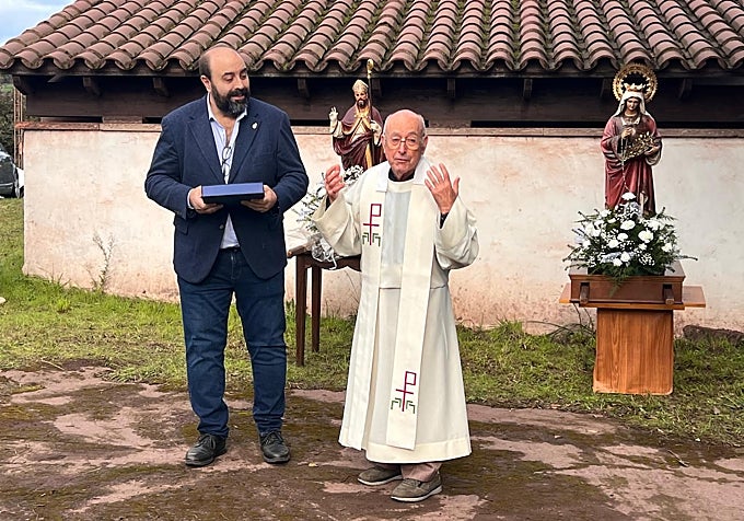 En noviembre de 2025 recibió un reconocimiento de los vecinos de Veriña durante las fiestas parroquiales.