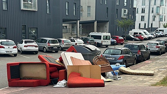 Drogas, ocupas y meadas por la calle: Vox denuncia el abandono institucional de El Nodo en Avilés