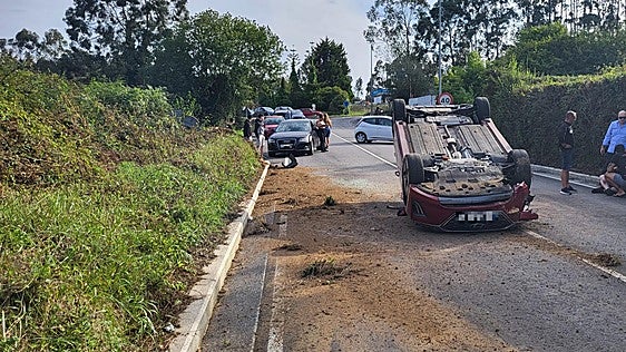 Vuelca un turismo en La Cruz de Illas, en Castrillón