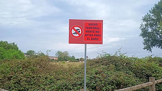 La playa de Bañugues, en Gozón, cerrada al baño