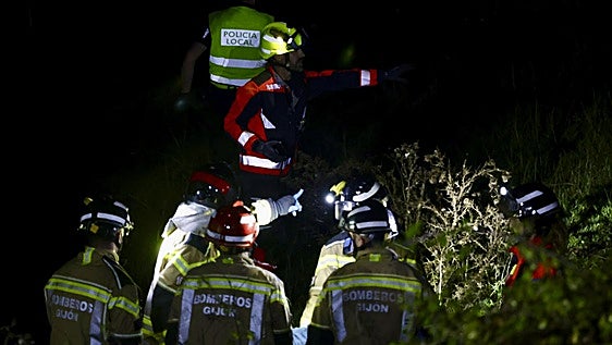 Accidente en la Ronda de Gijón: una persona herida al caer por un terraplén