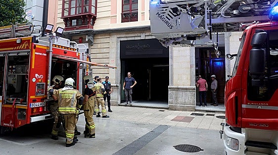 Susto en el centro de Oviedo al declararse un incendio en un local comercial