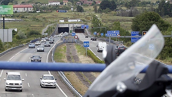 Tres heridos en un grave accidente a la salida del túnel de Villaviciosa en la autovía del Cantábrico