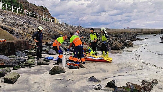 Herida una menor que cayó con su bicicleta en el espigón de la playa de Luarca