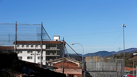 Despidos en la plantilla de seguridad del centro de menores de Sograndio por facilitar tabaco y mecheros a los internos