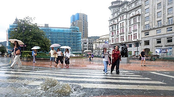 Una inesperada tormenta inunda las calles de Oviedo