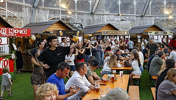 El Oktoberfest llena la plaza de toros de Gijón