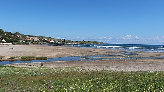 ¿Nuevos vertidos en la playa de Bañugues? Los ecologistas alertan de que los problemas «perduran» en el tiempo