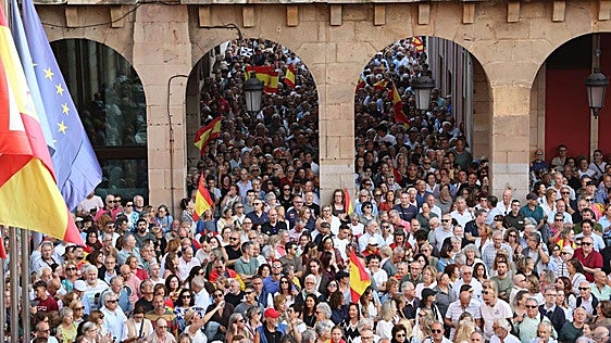 Miles de gijoneses se manifiestan por Ceuta: «Esto no va de partidos, va de españoles unidos»
