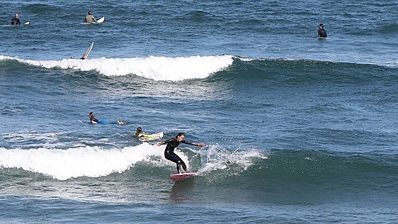Susto en un cursillo de surf de Salinas al tener dificultades para salir del agua un menor de 10 años