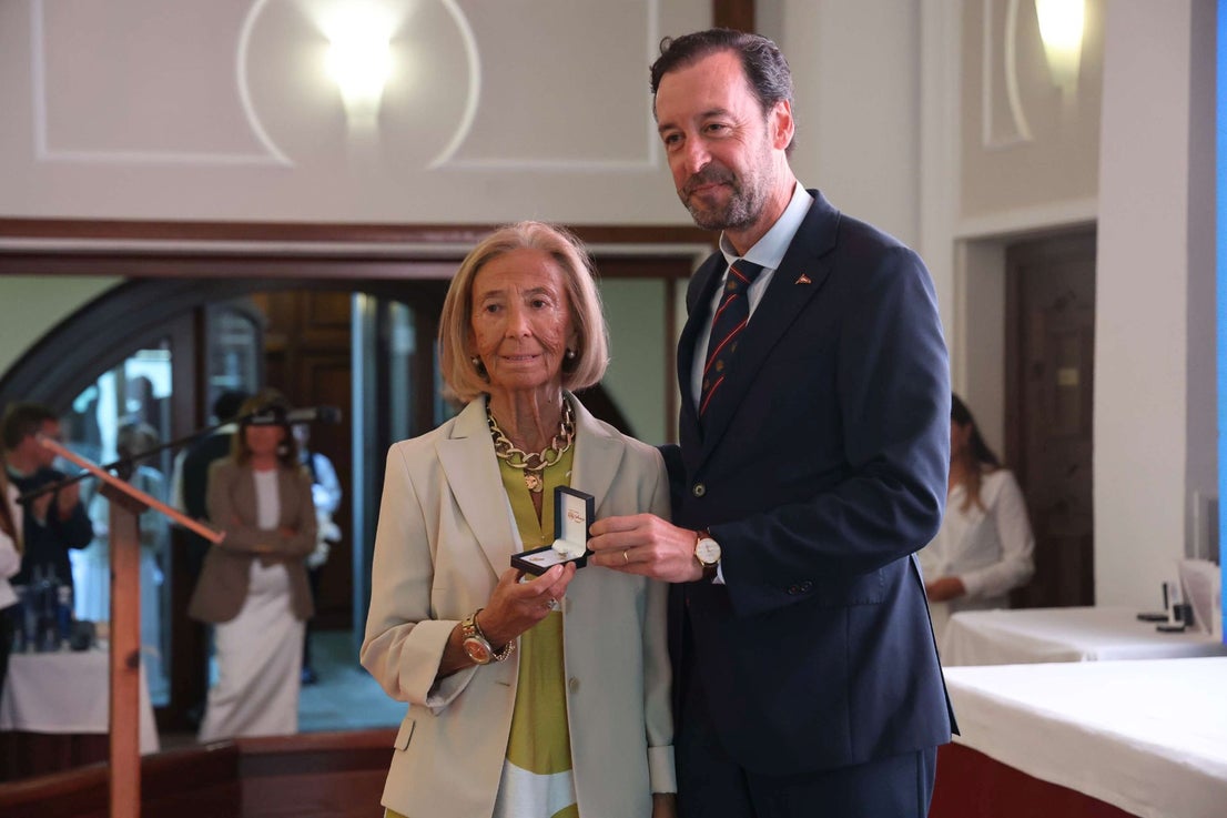 El Club de Regatas de Gijón homenajea a 10 socias de honor