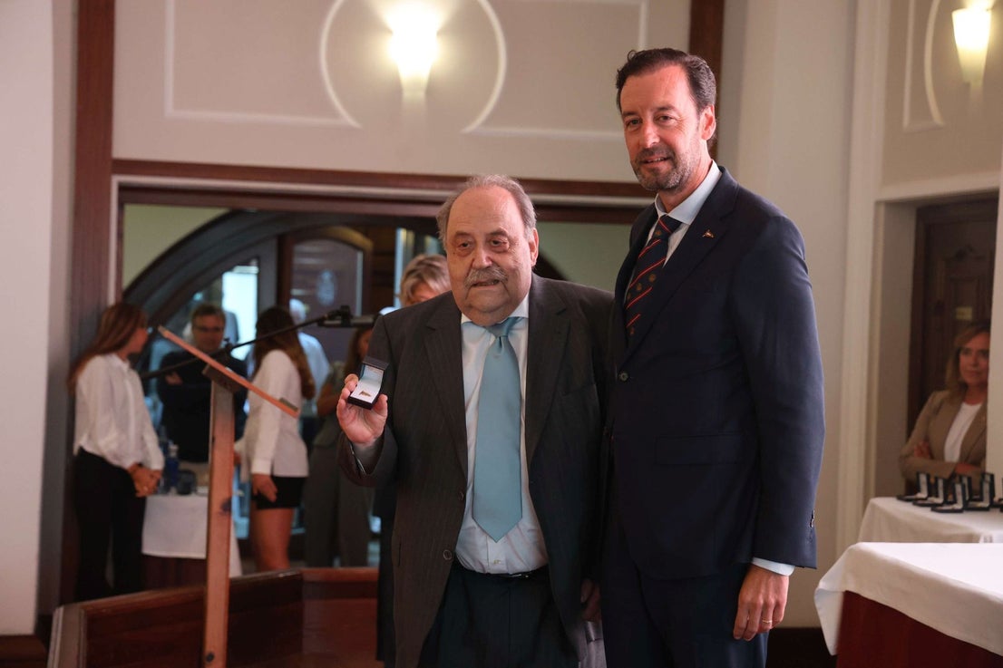 El Club de Regatas de Gijón homenajea a 10 socias de honor