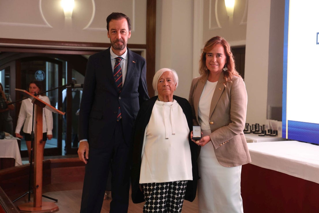 El Club de Regatas de Gijón homenajea a 10 socias de honor
