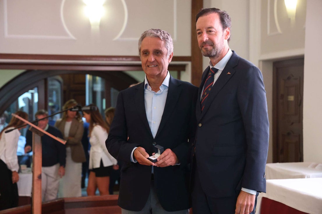 El Club de Regatas de Gijón homenajea a 10 socias de honor