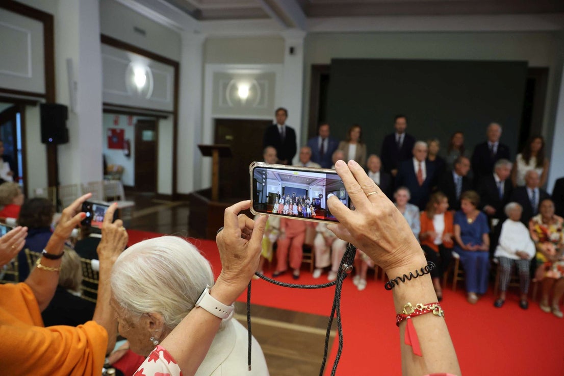 El Club de Regatas de Gijón homenajea a 10 socias de honor