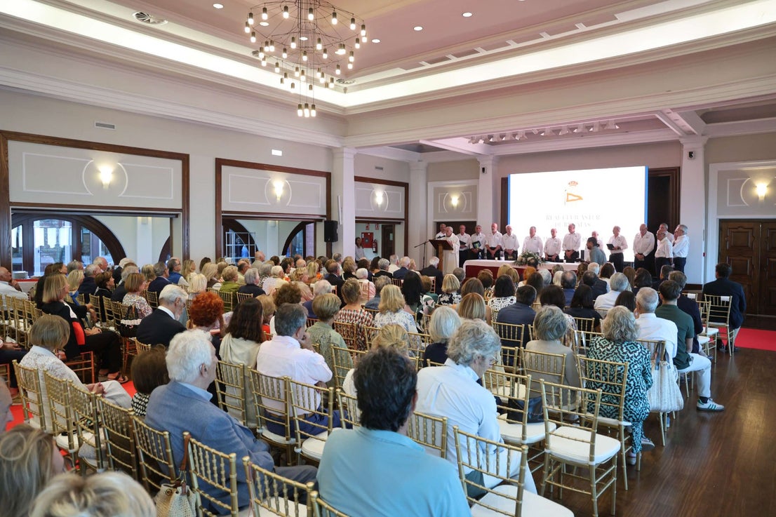 El Club de Regatas de Gijón homenajea a 10 socias de honor