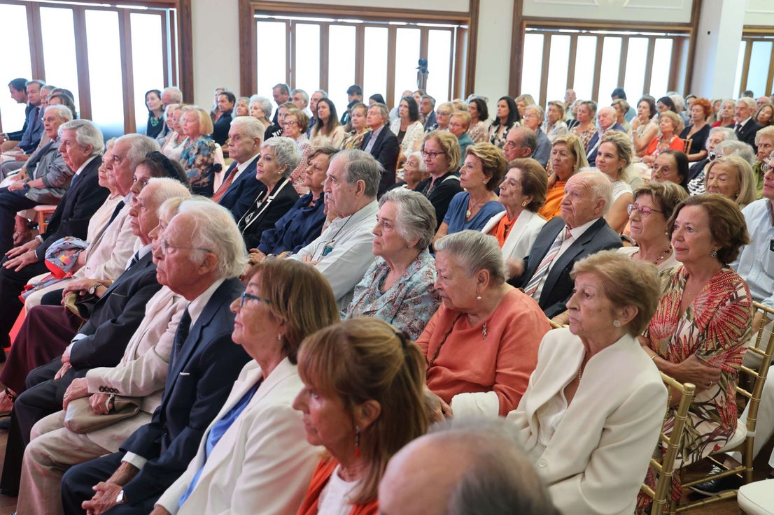 El Club de Regatas de Gijón homenajea a 10 socias de honor