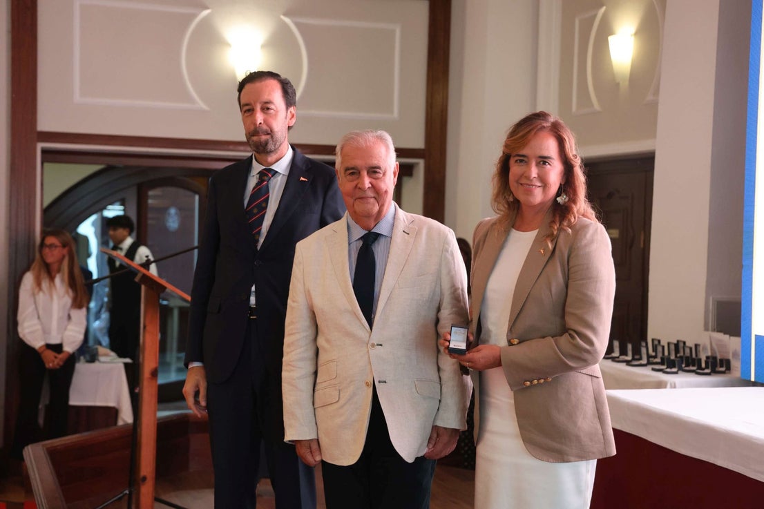 El Club de Regatas de Gijón homenajea a 10 socias de honor