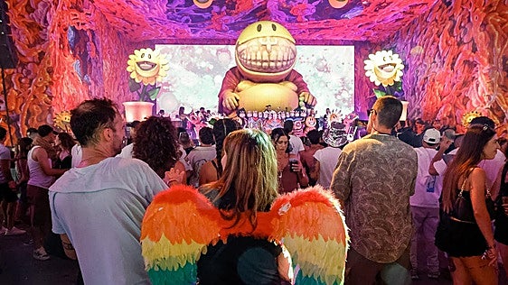 El universo 'Elrow' hipnotiza a diez mil en Oviedo