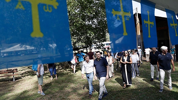 El presidente de Asturias «hace comunidad» en San Tirso
