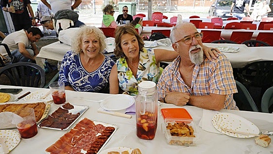 La comida vecinal de Versalles, en Avilés, reúne a más de 700 personas