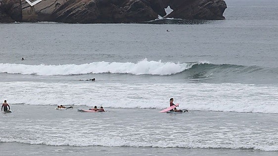 Habla el gerente de la escuela de surf de Salinas: «Damos enseñanzas para que la gente pueda defenderse en el mar»