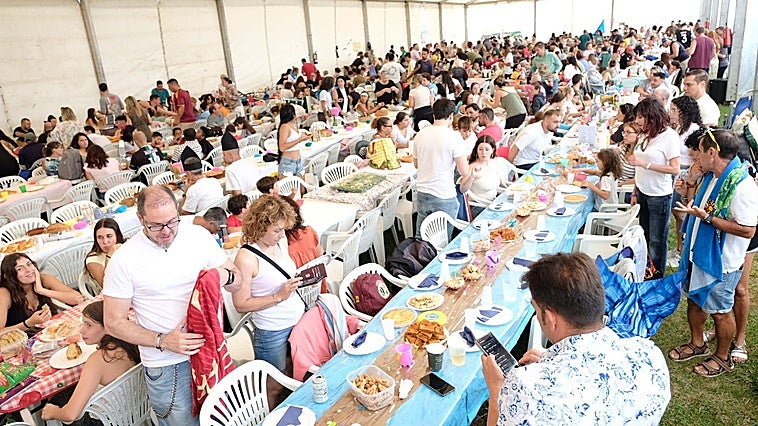 El Santa Olaya, en Gijón, cierra sus fiestas con una comida multitudinaria