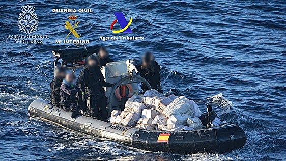 Una banda vasca fue identificada en la playa de Llumeres, en Gozón, al intentar robar la droga del interior del 'Nehir'