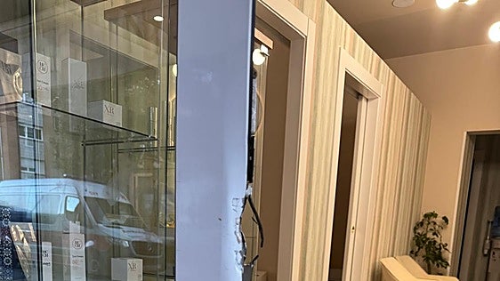 Revientan de madrugada la cerradura y los cristales de seguridad de un centro de estética de Nuevo Gijón para robar