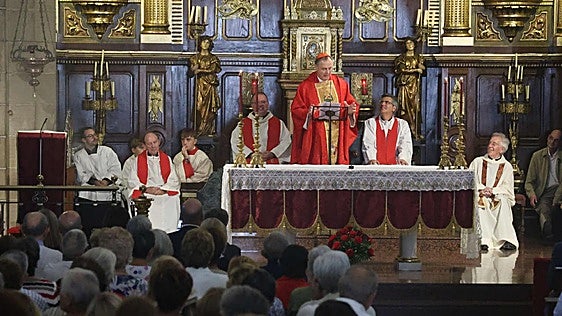 El cardenal Ángel Fernández Artime, en Candás: «Tenemos de todo y, sin embargo, hay mucha soledad»