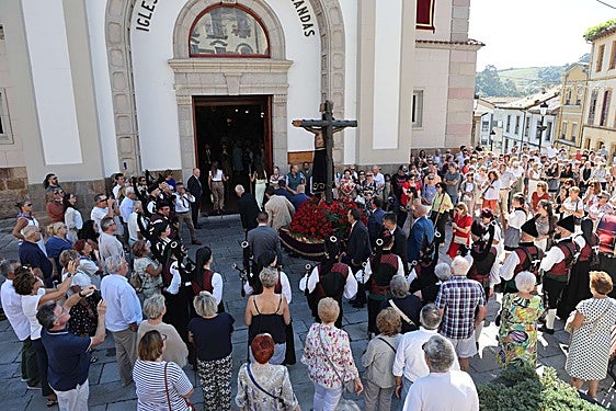 Multitudinaria procesión del Cristo en Candás