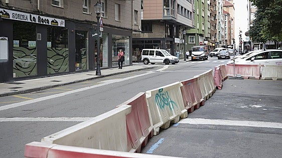 Arrancan las obras de la calle de Emilio Tuya de Gijón y con ellas el corte de tráfico
