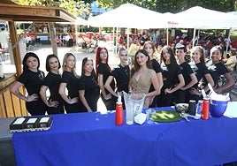 Las candidatas a Miss Grand Asturias, junto a la organizadora Itziar Pumarada, en el centro, en el Bombé