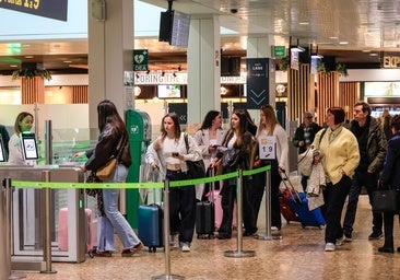 Acceso a la zona de embarque del aeropuerto de Asturias, cuya ampliación forma parte del paquete de actuaciones aprobadas.